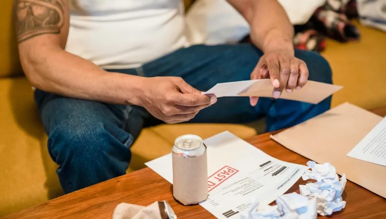 Ober wordt ontslagen omdat hij een dakloze in het restaurant laat overnachten – de volgende ochtend ligt er een vliegticket voor zijn deur.