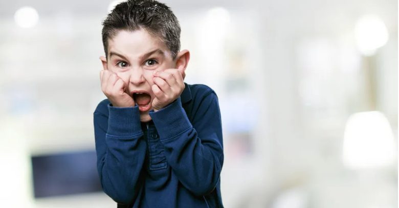 Mijn driejarige zoon huilde en smeekte me om hem niet naar de kleuterschool te brengen – ik moest mezelf bedwingen toen ik de instelling binnenstormde.