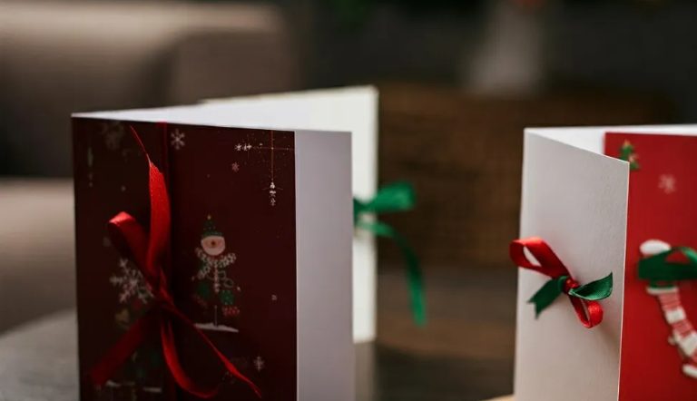 Dit jaar heb ik kerstkaarten verstuurd – en kort daarna kreeg ik een sms: „Schat, dat is niet jouw man op de foto!”