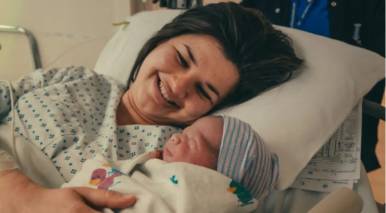 Mijn dochter heeft 80 mutsen gehaakt voor zieke kinderen – toen heeft mijn schoonmoeder ze weggegooid en gezegd: „Ze is niet van mijn bloed”.