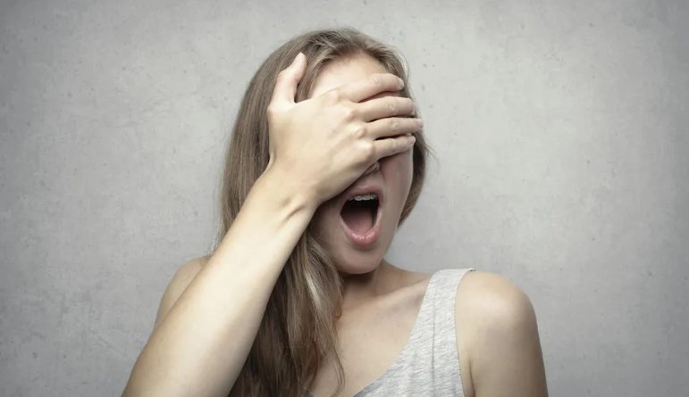 Mijn schoonmoeder zei tegen de vrouwen in haar familie dat ze wit moesten dragen naar mijn bruiloft – ze verwachtte dat ik zou instorten, maar mijn speech verbaasde iedereen.