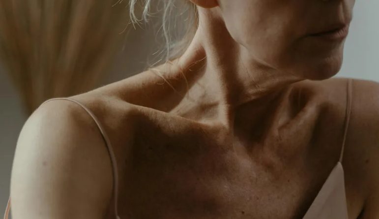 Mijn schoonmoeder zei tegen de vrouwen in haar familie dat ze wit moesten dragen naar mijn bruiloft – ze verwachtte dat ik zou instorten, maar mijn speech verbaasde iedereen.