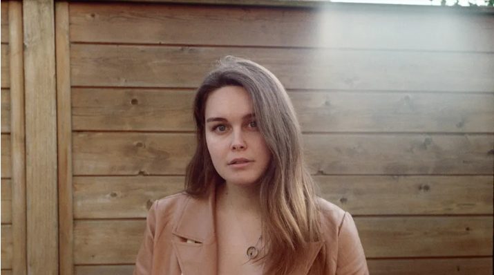 Man volgde zijn vrouw en betrapte haar met een man van half haar leeftijd – ‘Wacht, ik kan het uitleggen!’ zei de vreemdeling.