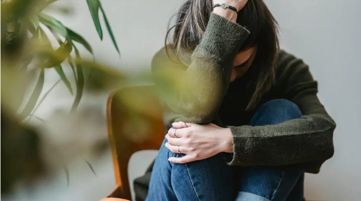 Man volgde zijn vrouw en betrapte haar met een man van half haar leeftijd – ‘Wacht, ik kan het uitleggen!’ zei de vreemdeling.