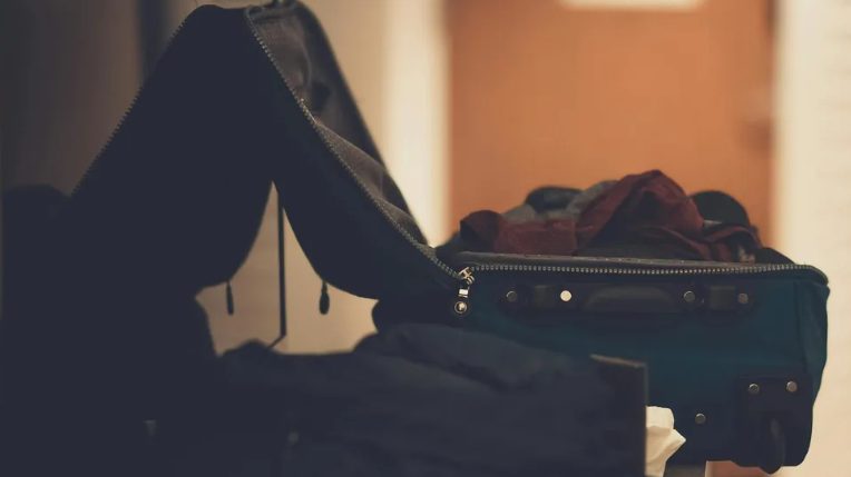 Mijn schoonmoeder heeft mijn zoon vernederd omdat hij mijn trouwjurk heeft gehaakt – wat mijn man daarna deed, liet me nog meer van hem houden.