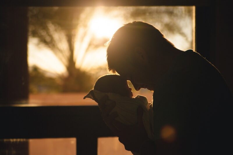 Kerstmis zou onze familie moeten helen – in plaats daarvan onthulde een baby op onze veranda een geheim dat jaren teruggaat.