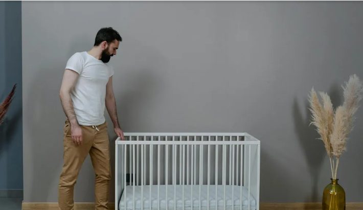 Mijn man ging op vakantie met zijn vrienden terwijl ik thuis bleef met de baby en herstellende was van een keizersnede – Hij kwam terug en werd bleek.