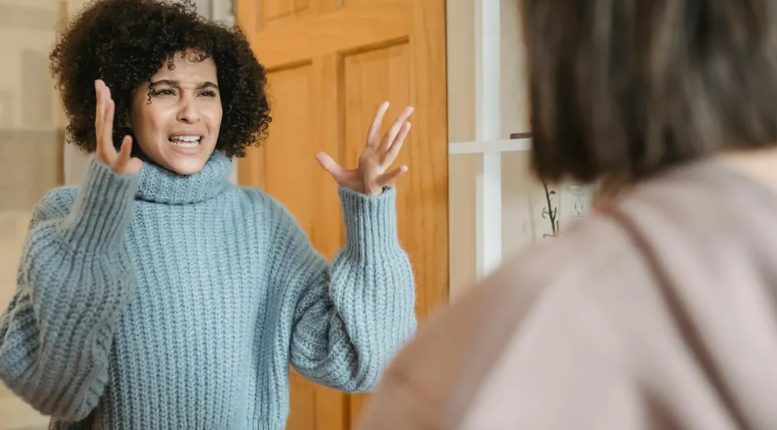 Mijn zus heeft me uit oma’s huis gezet dat zij geërfd had – maar ze had geen idee van oma’s geheim.