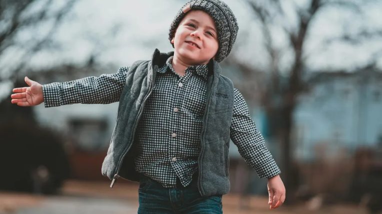 Mijn schoonmoeder heeft mijn zoon vernederd omdat hij mijn trouwjurk heeft gehaakt – wat mijn man daarna deed, liet me nog meer van hem houden.