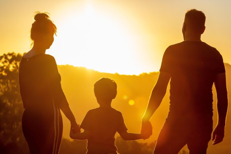Een oudere man gaf zijn busticket aan een arme vrouw met een baby – een jaar later werd hij beloond voor zijn vriendelijkheid.