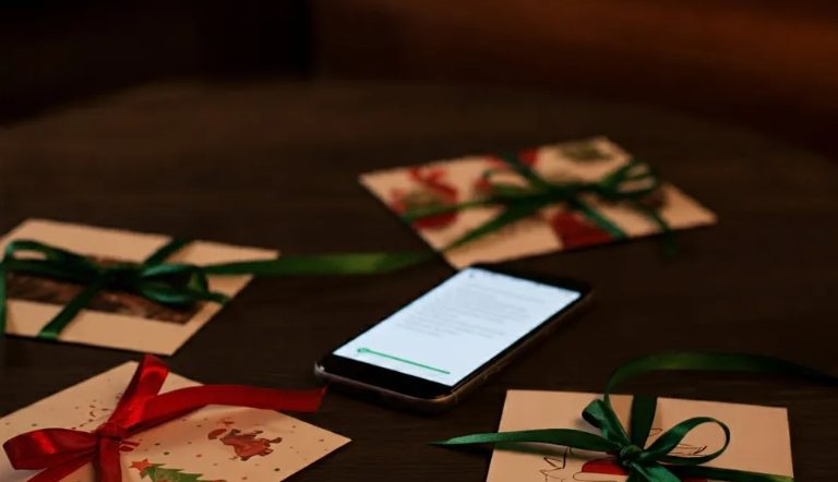 Dit jaar heb ik kerstkaarten verstuurd – en kort daarna kreeg ik een sms: „Schat, dat is niet jouw man op de foto!”