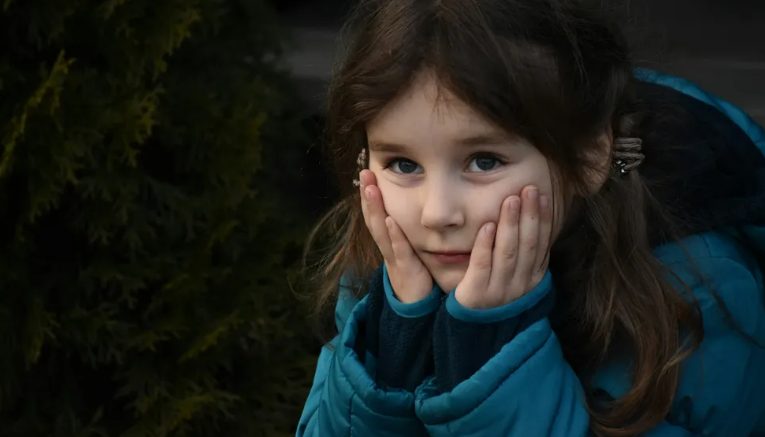 Mijn 10-jarige zoon kwam op voor een arm 7-jarig meisje van zijn school dat werd gepest door de zoon van een rijke zakenman – Het telefoontje dat ik daarna kreeg, liet me trillen.
