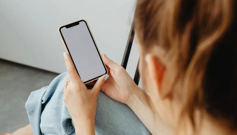Mijn 10-jarige zoon kwam op voor een arm 7-jarig meisje van zijn school dat werd gepest door de zoon van een rijke zakenman – Het telefoontje dat ik daarna kreeg, liet me trillen.