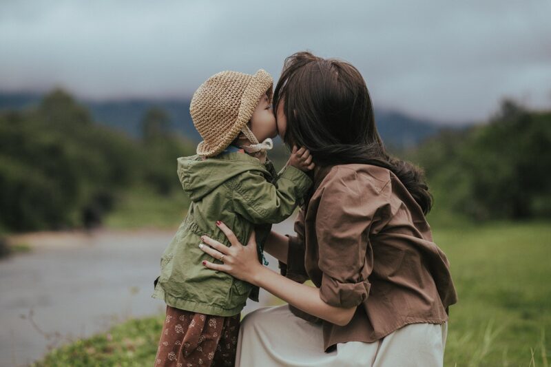 Kerstmis zou onze familie moeten helen – in plaats daarvan onthulde een baby op onze veranda een geheim dat jaren teruggaat.