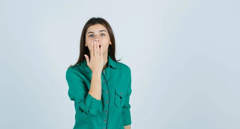 Ik heb een oudere vrouw geholpen die in een supermarkt was gevallen en haar appels had laten vallen – de volgende dag sleepten de beveiligers me mee naar de achterkamer.