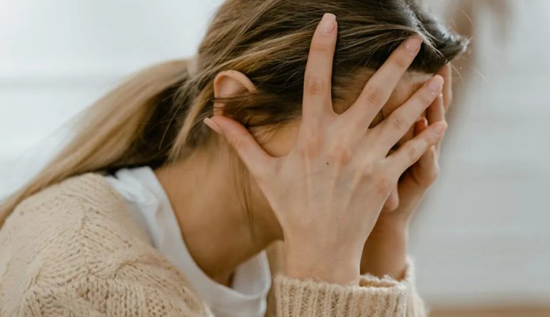 Mijn schoonmoeder zei tegen de vrouwen in haar familie dat ze wit moesten dragen naar mijn bruiloft – ze verwachtte dat ik zou instorten, maar mijn speech verbaasde iedereen.