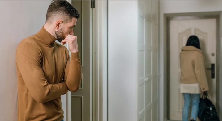 Mijn man en ik hadden een unieke reis gepland, maar ik moest vanwege mijn schoonmoeder alleen reizen – toen ik thuiskwam, kreeg ik de schok van mijn leven.