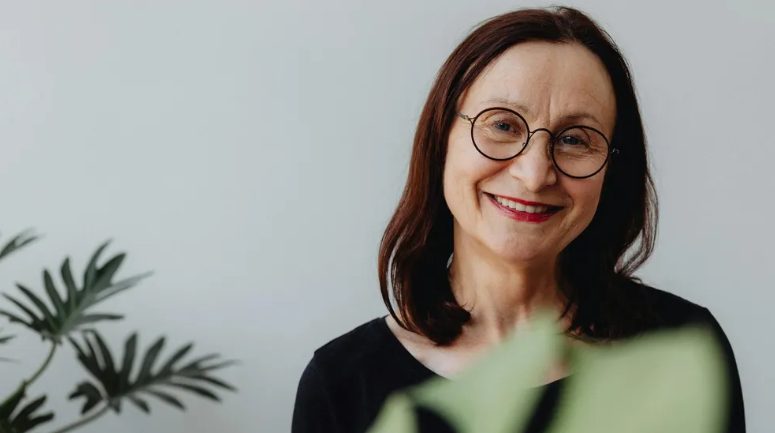 Mijn toekomstige schoonmoeder kwam naar mijn bruiloft in een jurk die er precies hetzelfde uitzag als de mijne – maar de reactie van mijn bruidegom liet de hele kerk verstommen.