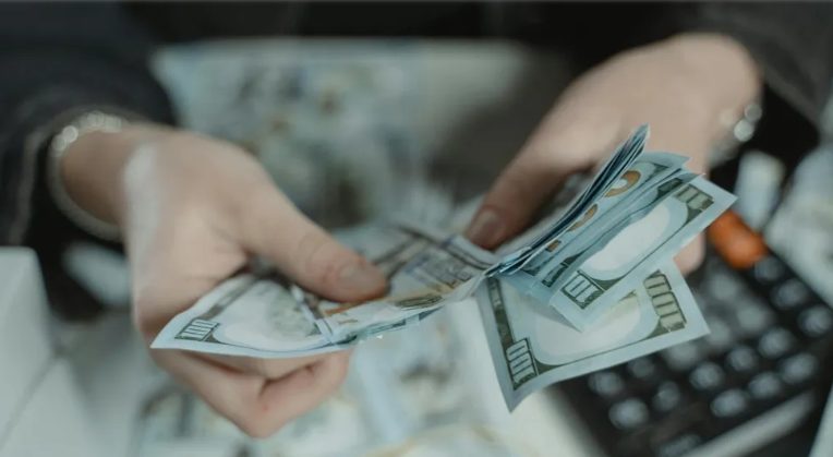 De dochter van mijn man had na een ongeluk een dure therapie nodig – een jaar later kwam ik erachter waar het geld echt naartoe ging.