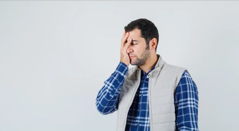 De dochter van mijn man had na een ongeluk een dure therapie nodig – een jaar later kwam ik erachter waar het geld echt naartoe ging.