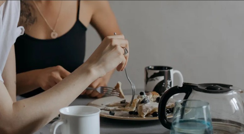 Mijn familie liet me alleen achter tijdens de feestdagen – tot één klop de nacht op zijn kop zette
