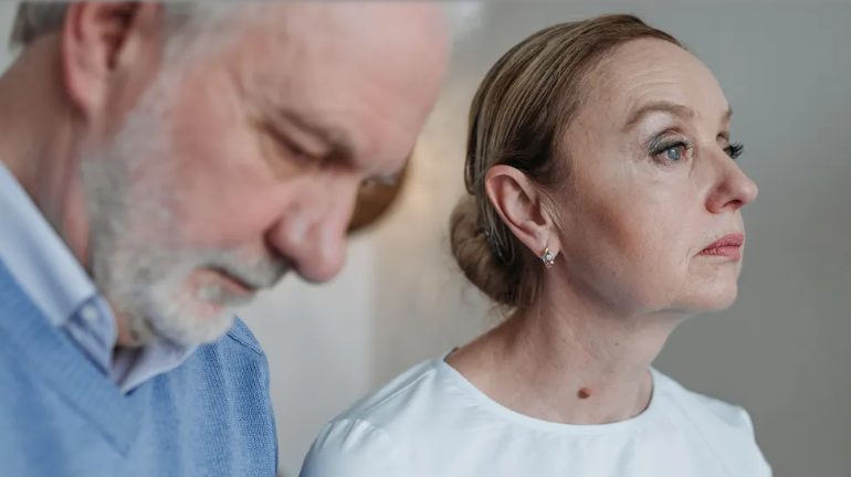 Mijn schoonmoeder gooide mijn ouders van mijn bruiloft omdat ze niet betaald hadden – maar toen greep mijn man de microfoon.