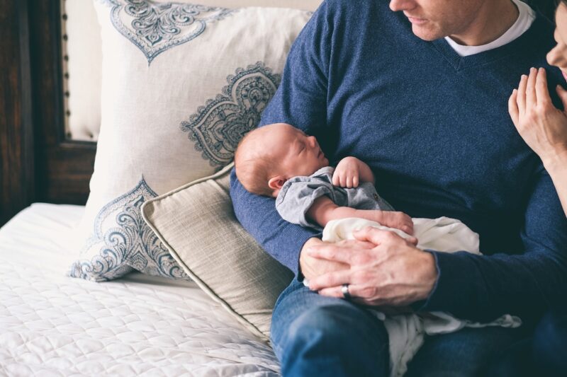 Een oudere man gaf zijn busticket aan een arme vrouw met een baby – een jaar later werd hij beloond voor zijn vriendelijkheid.
