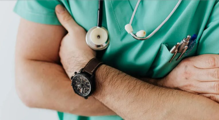 De dochter van mijn man had na een ongeluk een dure therapie nodig – een jaar later kwam ik erachter waar het geld echt naartoe ging.