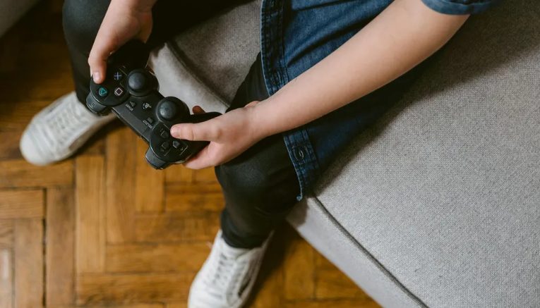 Mijn 10-jarige zoon kwam op voor een arm 7-jarig meisje van zijn school dat werd gepest door de zoon van een rijke zakenman – Het telefoontje dat ik daarna kreeg, liet me trillen.