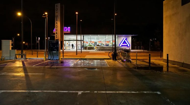 Na de dood van mijn opa kreeg ik de sleutel tot zijn verborgen zolder – toen ik hem opendeed, kwam ik erachter dat hij mijn hele leven tegen me had gelogen.