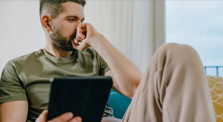Mijn man en ik hadden een unieke reis gepland, maar ik moest vanwege mijn schoonmoeder alleen reizen – toen ik thuiskwam, kreeg ik de schok van mijn leven.