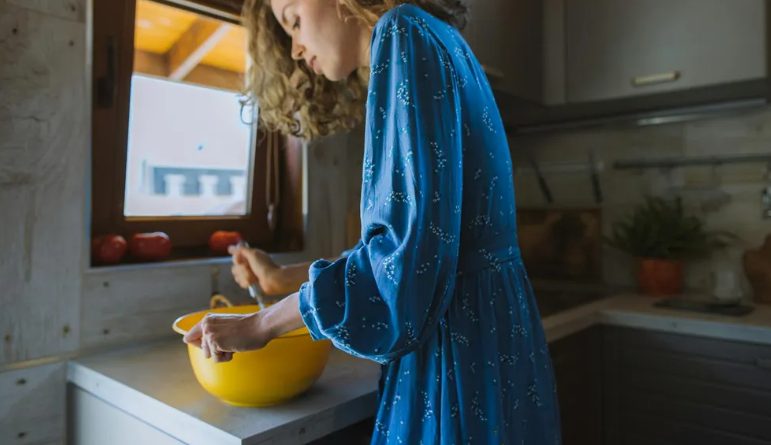 Mijn schoonmoeder zei tegen de vrouwen in haar familie dat ze wit moesten dragen naar mijn bruiloft – ze verwachtte dat ik zou instorten, maar mijn speech verbaasde iedereen.