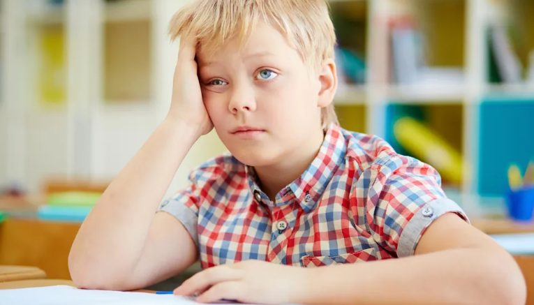 Mijn 10-jarige zoon kwam op voor een arm 7-jarig meisje van zijn school dat werd gepest door de zoon van een rijke zakenman – Het telefoontje dat ik daarna kreeg, liet me trillen.