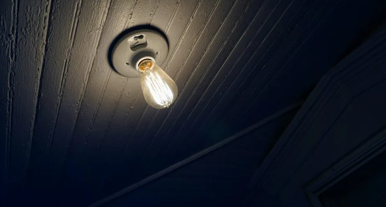 Ik heb een oudere vrouw geholpen die in een supermarkt was gevallen en haar appels had laten vallen – de volgende dag sleepten de beveiligers me mee naar de achterkamer.