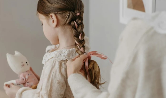 Mijn zus trouwde met mijn ex-man – op hun trouwdag greep mijn vader de microfoon en zei: „Er is iets dat jullie allemaal over de bruidegom moeten weten”