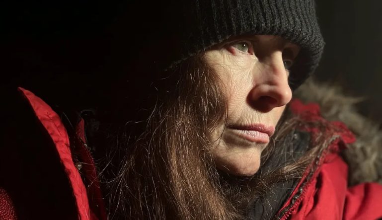 Mijn schoonouders probeerden mijn vader van onze bruiloft uit te sluiten omdat hij een schoonmaakmedewerker was – maar zijn speech bracht de hele zaal tot zwijgen.
