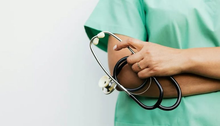 Mijn man heeft beloofd voor de baby te zorgen als ik er een krijg – maar na de geboorte zei hij tegen mij dat ik mijn baan moest opzeggen.