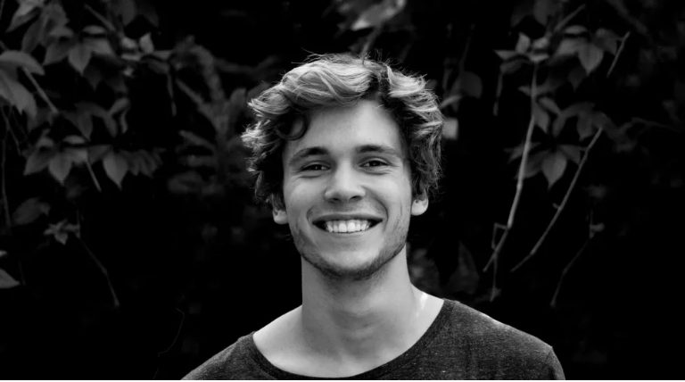 Mijn stiefmoeder gaf me 36 uur de tijd om het huis van mijn vader direct na zijn begrafenis te verlaten – karma heeft haar precies het geschenk gegeven dat ze verdiende.