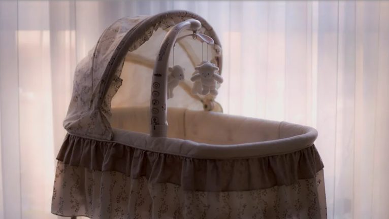 Mijn man heeft mijn beste vriendin zwanger gemaakt toen ik mijn baby verloor – karma had een „GESCHENK“ voor hen klaarliggen voor hun eerste jubileum.