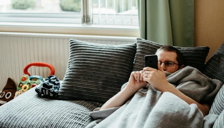 Mijn man heeft beloofd voor de baby te zorgen als ik er een krijg – maar na de geboorte zei hij tegen mij dat ik mijn baan moest opzeggen.