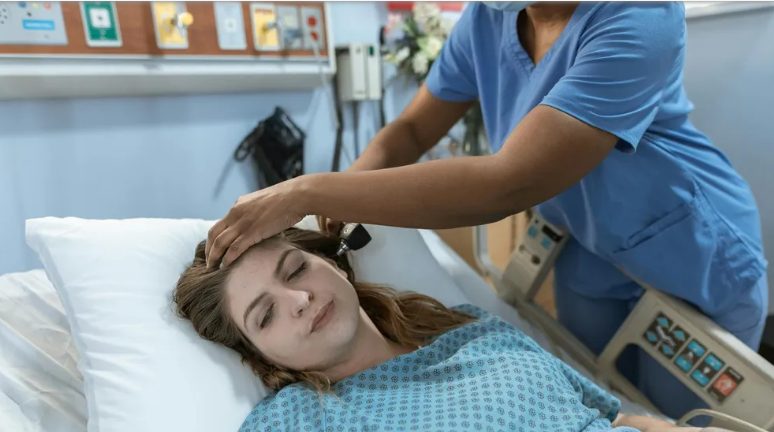 Mijn man veroorzaakte mijn handicap en gooide me er daarna uit, omdat hij zijn leven niet door mijn verzorging wilde „ruïneren“ – karma heeft hem een les gegeven voordat ik het kon.