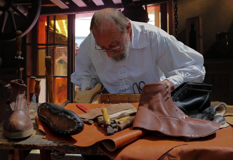 Een vergeten herinnering aan een werker, die leven blaast in hout en stof
