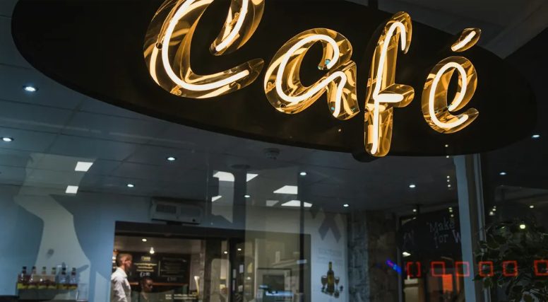 De serveerster zegt tegen mij en mijn kleinzoon dat we het café moeten verlaten – ogenblikken later is ons leven voorgoed veranderd