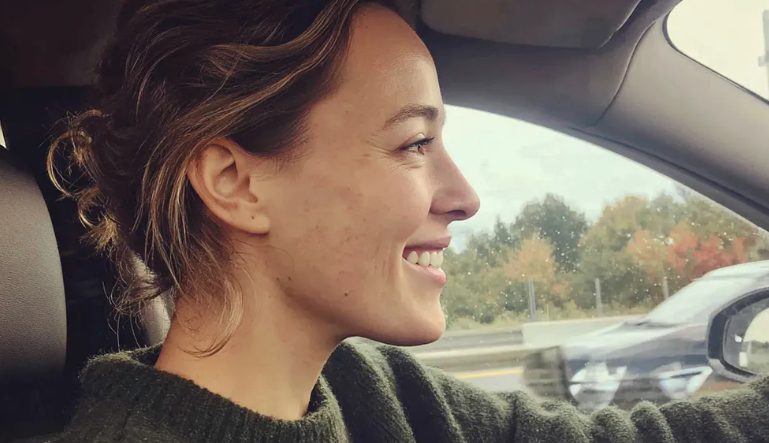Ik kwam met Kerstmis naar mijn ouders, alleen om erachter te komen dat mijn oudere zus hen eruit had gegooid en hen in hun eigen garage liet wonen – dat was haar grootste fout.