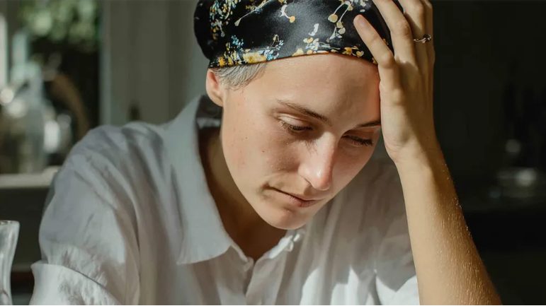 Mijn klasgenoten lachten jarenlang om mijn oma, de "Middagmaaltijdvrouw" – tot mijn afstudeertoespraak hen het zwijgen oplegde.