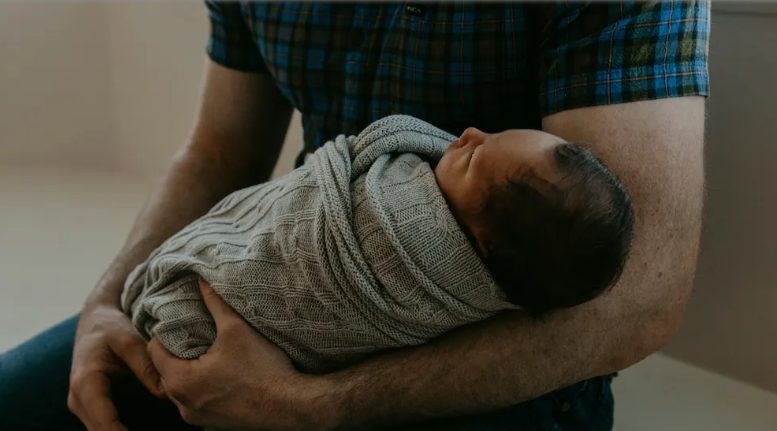 Mijn man sloop elke nacht naar zijn bus – toen ik de waarheid ontdekte, kon ik niet stoppen met huilen.