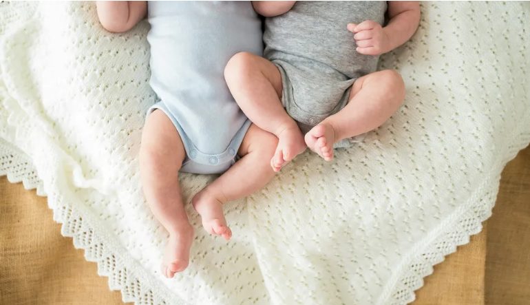 „Het spijt me, mama, ik kon ze niet alleen laten“, zei mijn 16-jarige zoon toen hij de pasgeboren tweeling mee naar huis bracht.