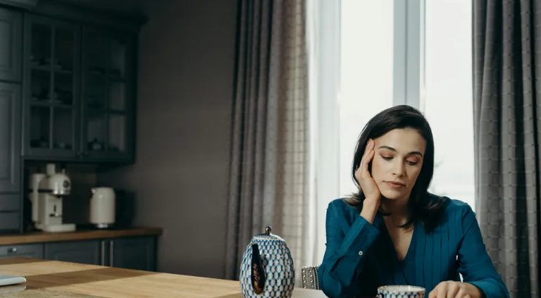 Ik gaf de jas van mijn overleden man aan een rillende veteraan – een week later kreeg ik een e-mail met als onderwerp „Betreft het voorval voor de levensmiddelenwinkel“.