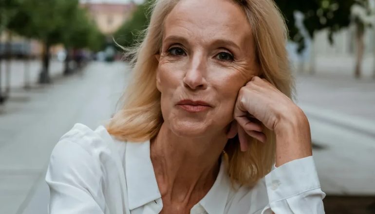 Mijn schoonmoeder heeft de vrouwen in haar familie gezegd dat ze naar mijn bruiloft WIT mochten dragen – ze verwachtte dat ik in zou storten, maar mijn speech heeft iedereen verbijsterd.