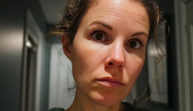 Ik kwam met Kerstmis naar mijn ouders, alleen om erachter te komen dat mijn oudere zus hen eruit had gegooid en hen in hun eigen garage liet wonen – dat was haar grootste fout.